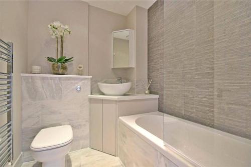 Luxury 3 Bed Apartment - HUGE OUTDOOR TERRACE & Amazing Transport Links, Londýn (fotografie 4)
