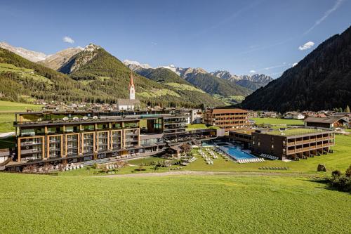 Alpine Luxury SPA Resort Schwarzenstein Hotel de charme Lutago