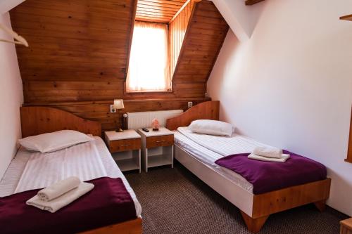 2 bedrooms, 3 beds