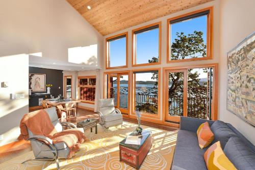 Salishan Tree House Suite - Cowichan Bay