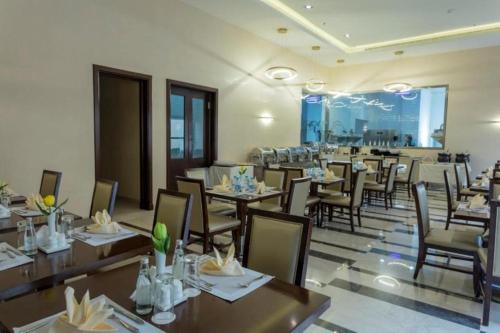 Restaurant, Voyage Hotel near Tuwaiq Palace