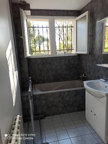 Chambre d hôte à 20 min de VERSAILLES (Chambre d hote a 20 min de VERSAILLES) in La Verriere