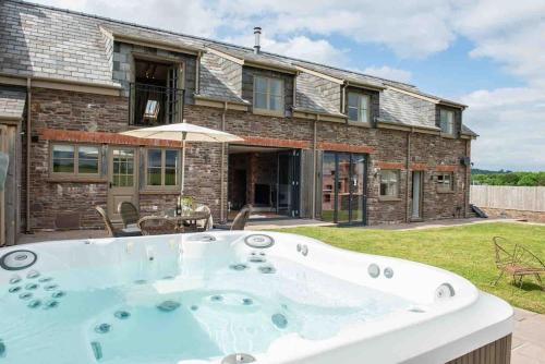 B&B Brecon - Coed farm-hot tub-sleeps 12-near Brecon - Bed and Breakfast Brecon