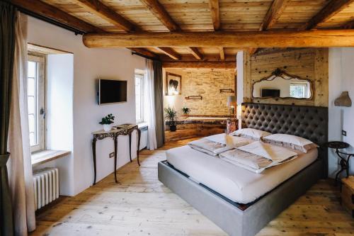 1 queen bed, 1 sofa bed