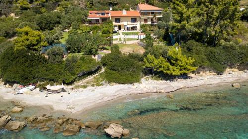  Beachfront Villa Posidi in Kalandra