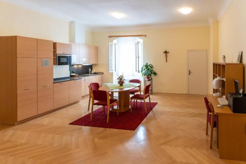 Konyha, Gästehaus im Priesterseminar Salzburg near Szent Peter Apátság