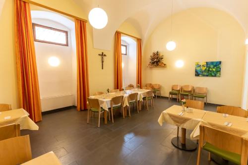 Ételek és italok, Gästehaus im Priesterseminar Salzburg near Szent Peter Apátság