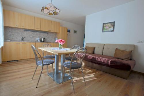 2 bedrooms, 3 beds