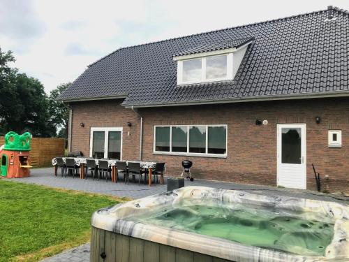  Cozy Luxury Holiday Home With Jacuzzi, Unterkunft in Heumen