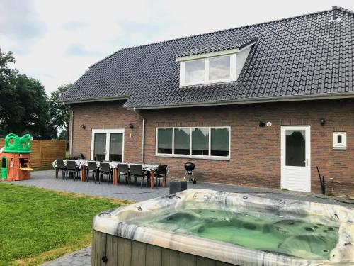  Cozy Luxury Holiday Home With Jacuzzi, Pension in Heumen