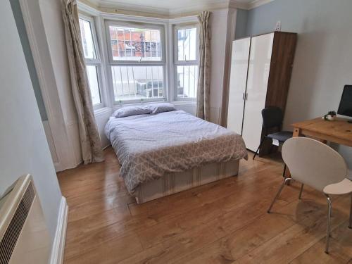 Self contained studio flat in Clapton, Hackney E5