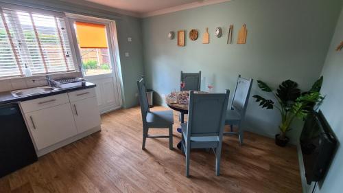 廚房, The Kingfisher, by Spires Accommodation a great location for visiting the NEC and Drayton Manor in 立馬斯頓