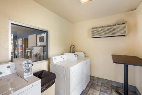 Knights Inn Sierra Vista / East Fry - image 10