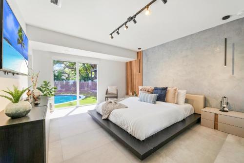 Premium Miami Villa Resort Pool, Golf & BB Court L05 in West Perrine