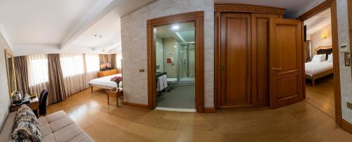Two Connecting Double Rooms image 4