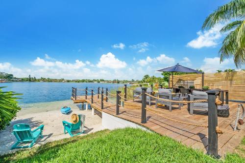 Beach, Miami Oasis with Lakefront Beach Jacuzzi and Golf L56 in Kendall West