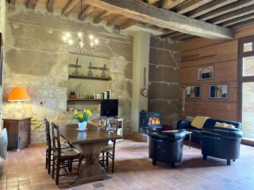 Ancienne Bergerie Restaurée - Animaux Admis - Vue Château - FR-1-489-13 (Ancienne Bergerie Restauree - Animaux Admis - Vue Chateau - FR-1-489-13) in มัคนีย์ คัวร์