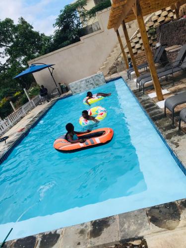 Swimming pool, Ndlovu Palace in Canelands