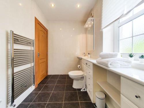 Bathroom, Parkgate Apartment - Near M90, Amazon, Edinburgh in Rosyth
