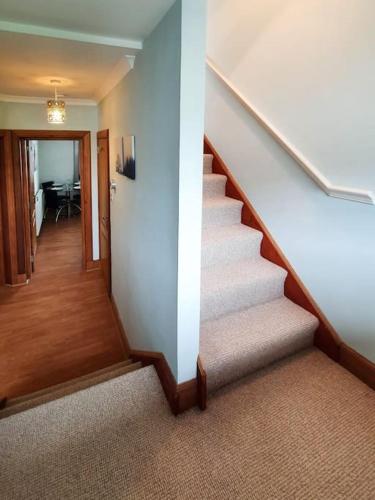 Parkgate Apartment - Near M90, Amazon, Edinburgh in Росайт