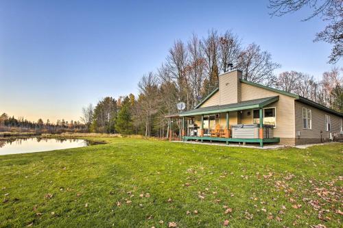 Sun-Dappled Cadillac Gem with Kayaks and Grill!