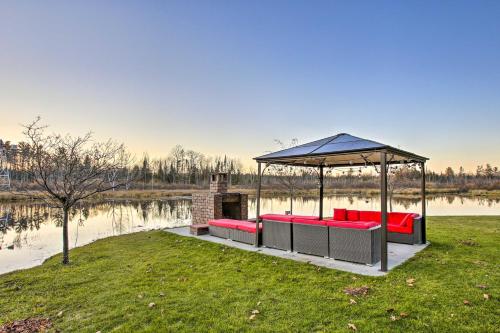 Sun-Dappled Cadillac Gem with Kayaks and Grill!