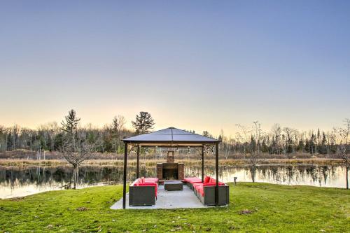 Sun-Dappled Cadillac Gem with Kayaks and Grill!