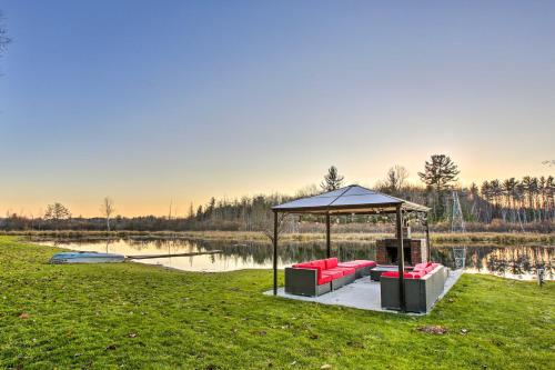 Sun-Dappled Cadillac Gem with Kayaks and Grill!