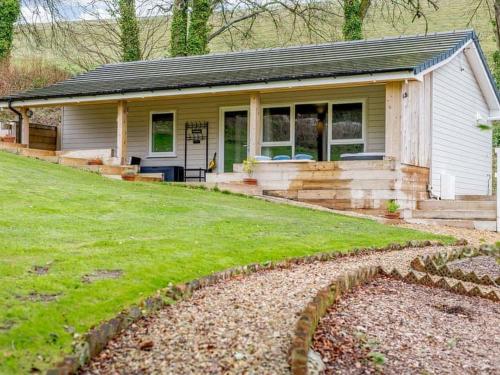 THE HIDEOUT, a Detached Lodge, Hot Tub, Heating, WiFi & Parking