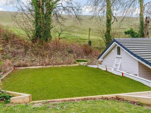 THE HIDEOUT, a Detached Lodge, Hot Tub, Heating, WiFi & Parking