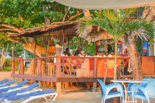 Pub/Área de Estar, Sand and Tan Beach Hotel in Ocho Rios