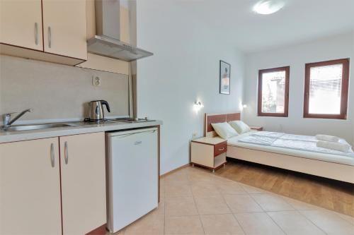 1 double bed, 1 twin bed