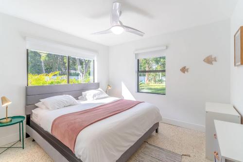 Renovated Apts with Kitchen, Fast WiFi, Smart TV, Roku & Pool Onsite 4 mi to Surfside Beach in North Miami, USA