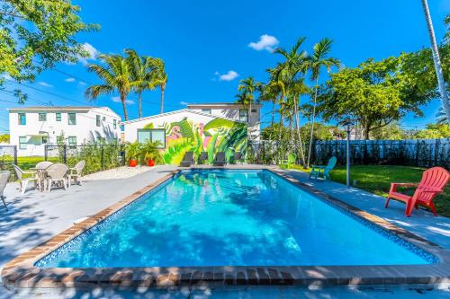 Renovated Apts with Kitchen, Fast WiFi, Smart TV, Roku & Pool Onsite 4 mi to Surfside Beach in North Miami, USA