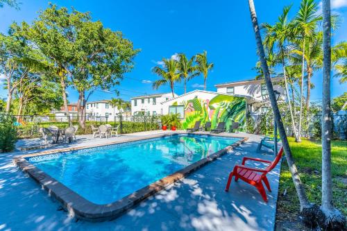 B&B North Miami - Renovated Apts with Kitchen, Fast WiFi, Smart TV, Roku & Pool Onsite 4 mi to Surfside Beach - Bed and Breakfast North Miami