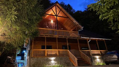 V13 Wild Cabin - Traditional mountain cabin with cosy modern rooms - Location, gîte - Gura Teghii