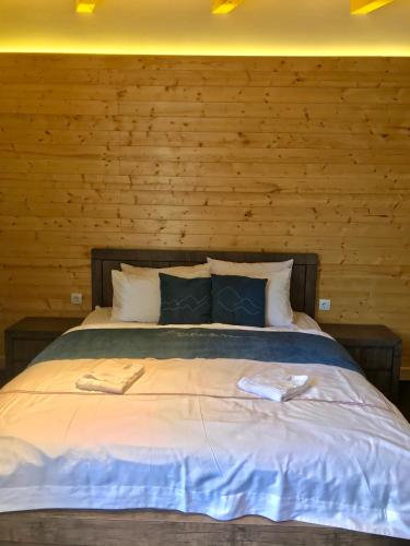 1 queen bed, 1 bunk bed, 1 sofa bed