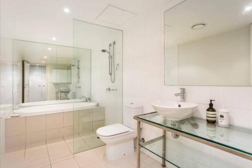 Spacious 4 brm Gem right in the heart of the city - image 4