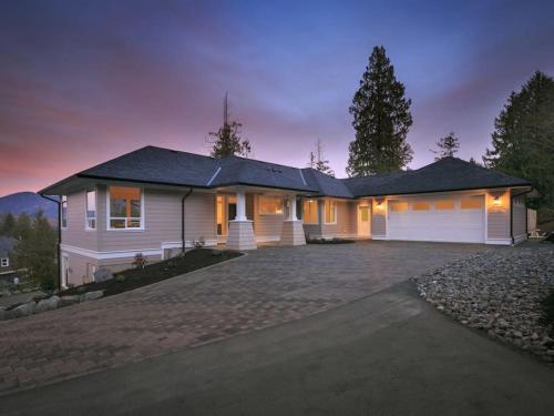 Pogled, John and Jacqueline Big 4 Bd, 4 Ba home, Steps to Ocean with EV Charger in Cowichan Bay (BC)