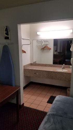 Hotel King Bed Hotel Room 110 Wi-Fi Hot Tub Booking in Stillwater, USA