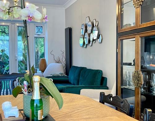 Luxury Oriental Home with Exotic Garden & Free Parking in Croxteth