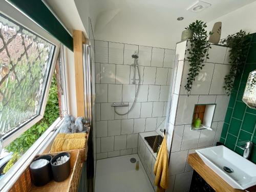 Bathroom, Tropical Retreat at Oriental Home with Exotic Garden & Free Parking in Croxteth