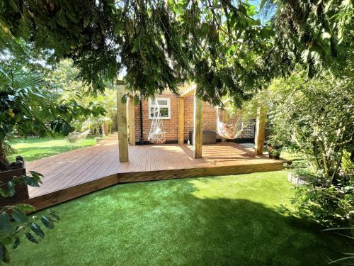 Luxury Oriental Home with Exotic Garden & Free Parking in Croxteth