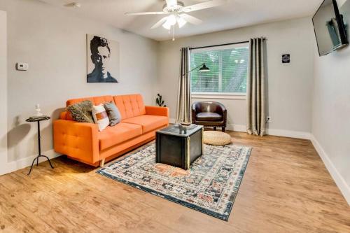 B&B Dallas - Love for Dallas: Close to Deep Ellum & AAC! - Bed and Breakfast Dallas