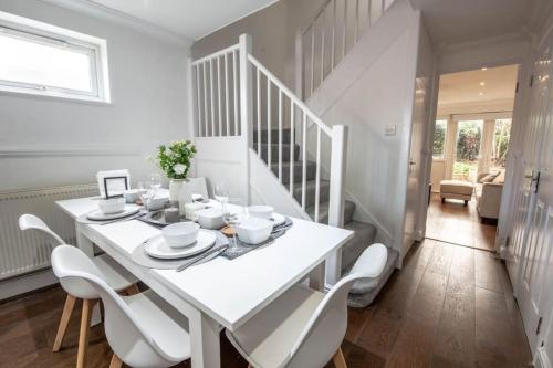 Stylish 3 Bedroom House close to Streatham Hill station
