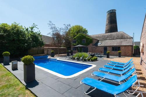 The Old Mill, 7 storey,, dog friendly outdoor pool & bbq