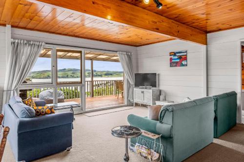 Bay Vista Views - Raglan Holiday Home