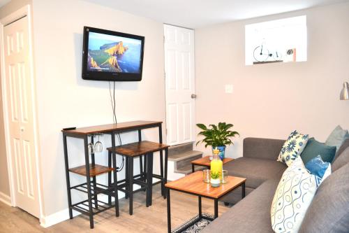 Cozy Private LL 2B 1B minutes to DCA and DC Free Parking - Apartment - Alexandria