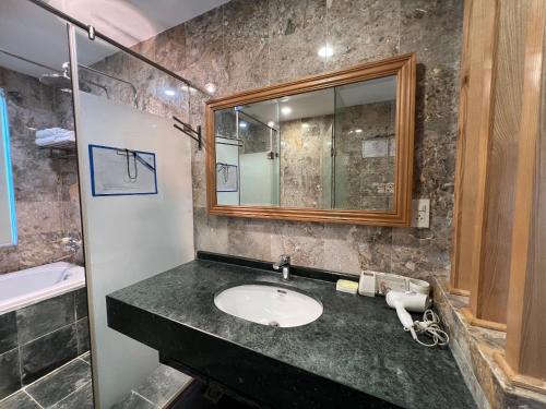 room detail thumbnail 2