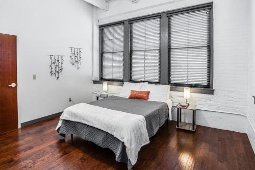 NY Style Centric Loft with King Bed by Park ave in Rochester, USA